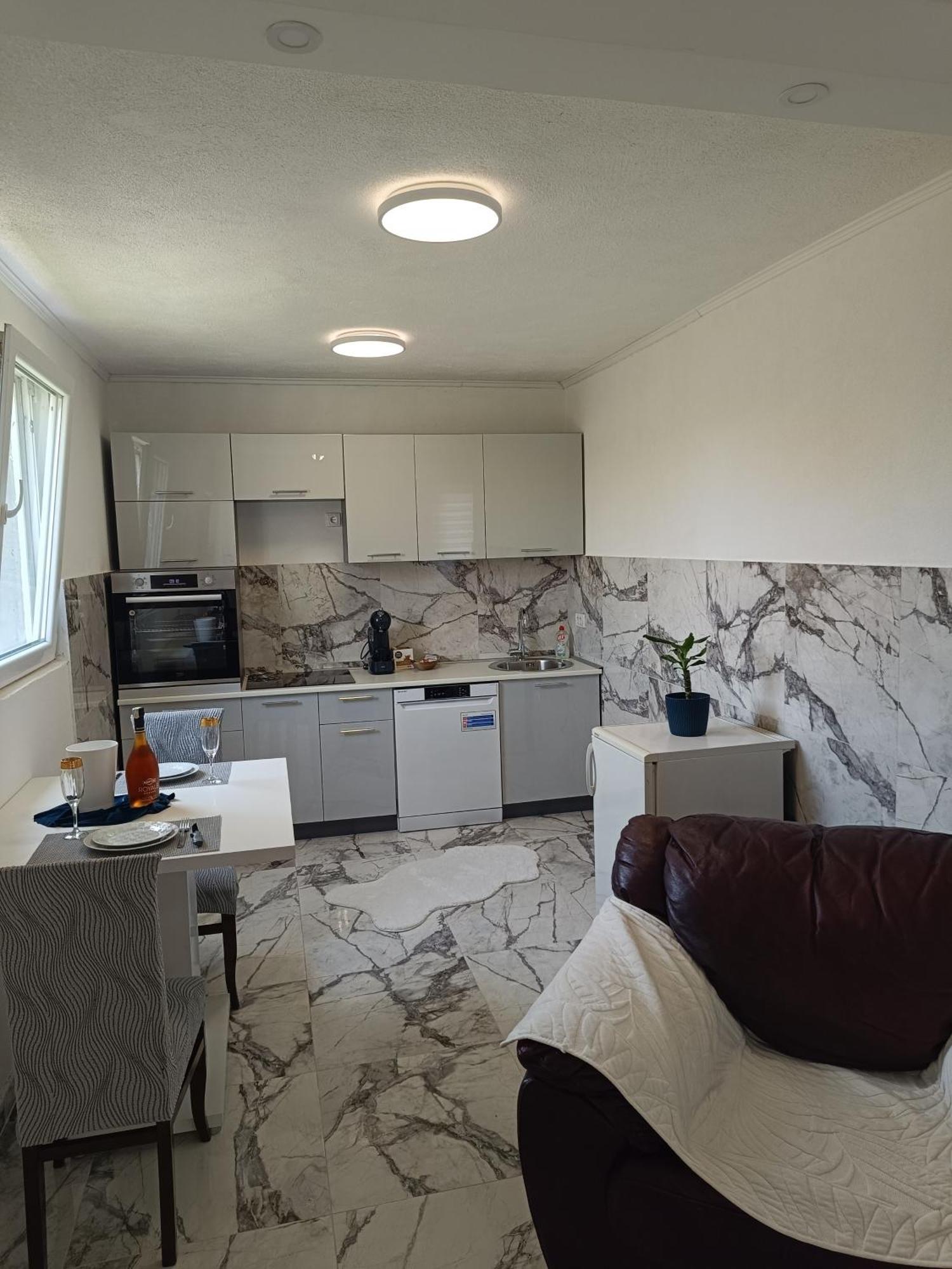 Matija Airport Apartment Mitrovici  Экстерьер фото